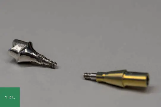 Implantátumos esetek digitális tervezése és az egyéni fejek előnyei